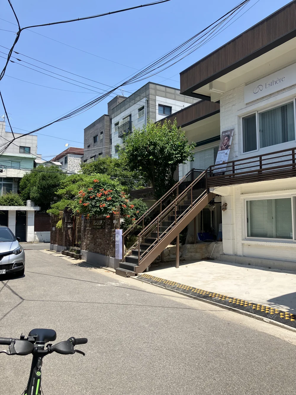 静かな延南洞の路地に建つ一軒家サロンの外観 — ソウル エステ 弘大 エステールエステ